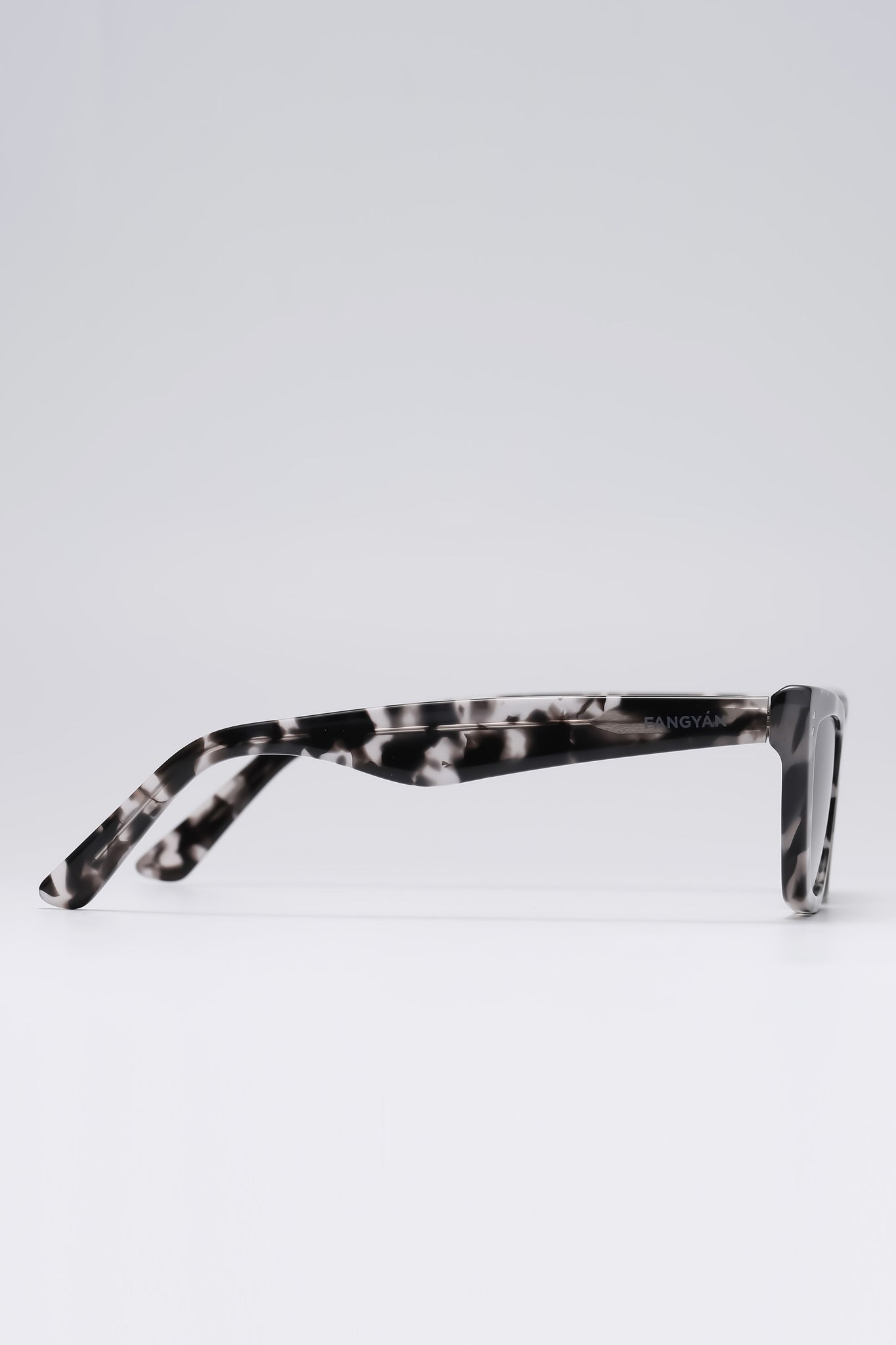 Fangyan | Cat-Eye Rectangular Black Sunglasses