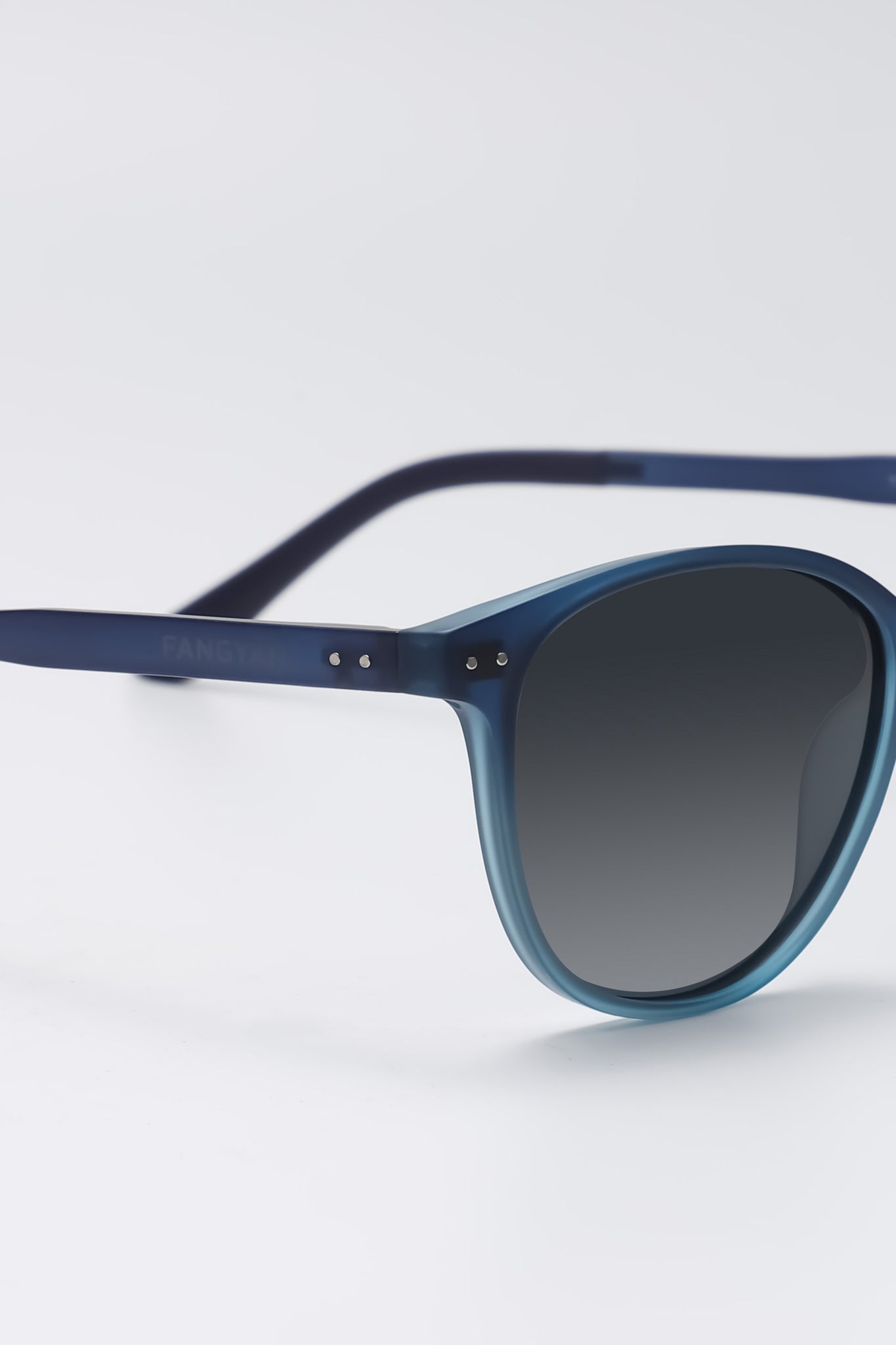 Fangyan | Cat-Eye Round Clear Blue Sunglasses